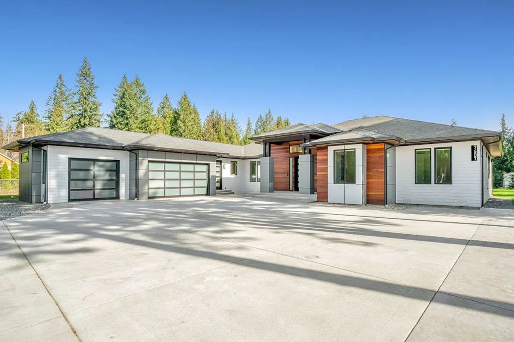Modern garage doors on a Chula Vista home